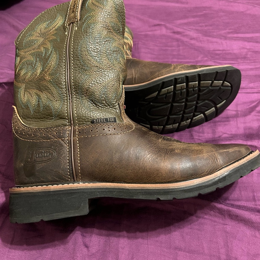 Men’s Justin cowboy boots. Size 12EE